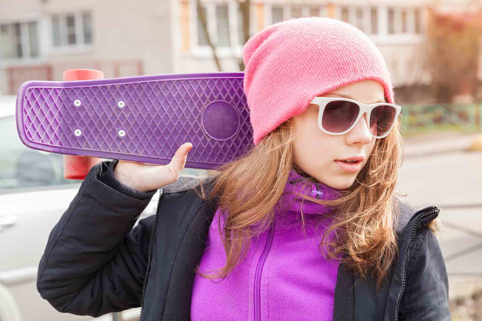 Jente solbriller skateboard Jente med solbriller