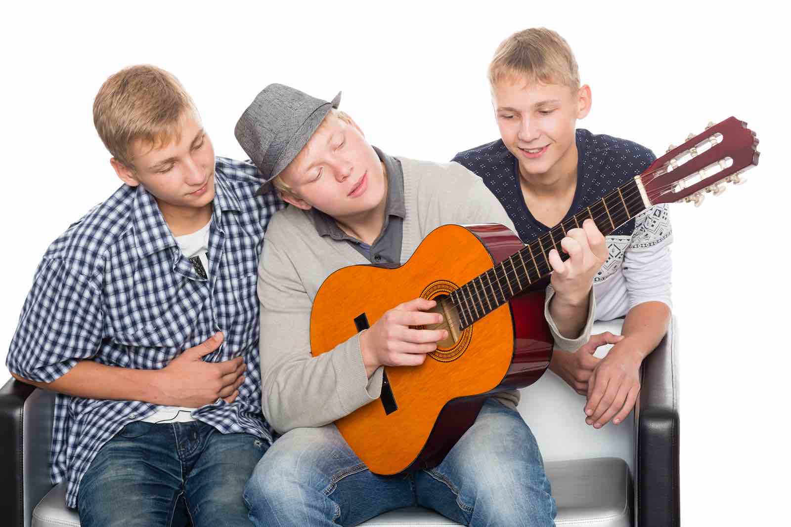 Gitar og sang Tre gutter spiller gitar og synger