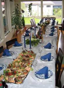 konfirmasjonsmat Dekket bord med smørbrød
