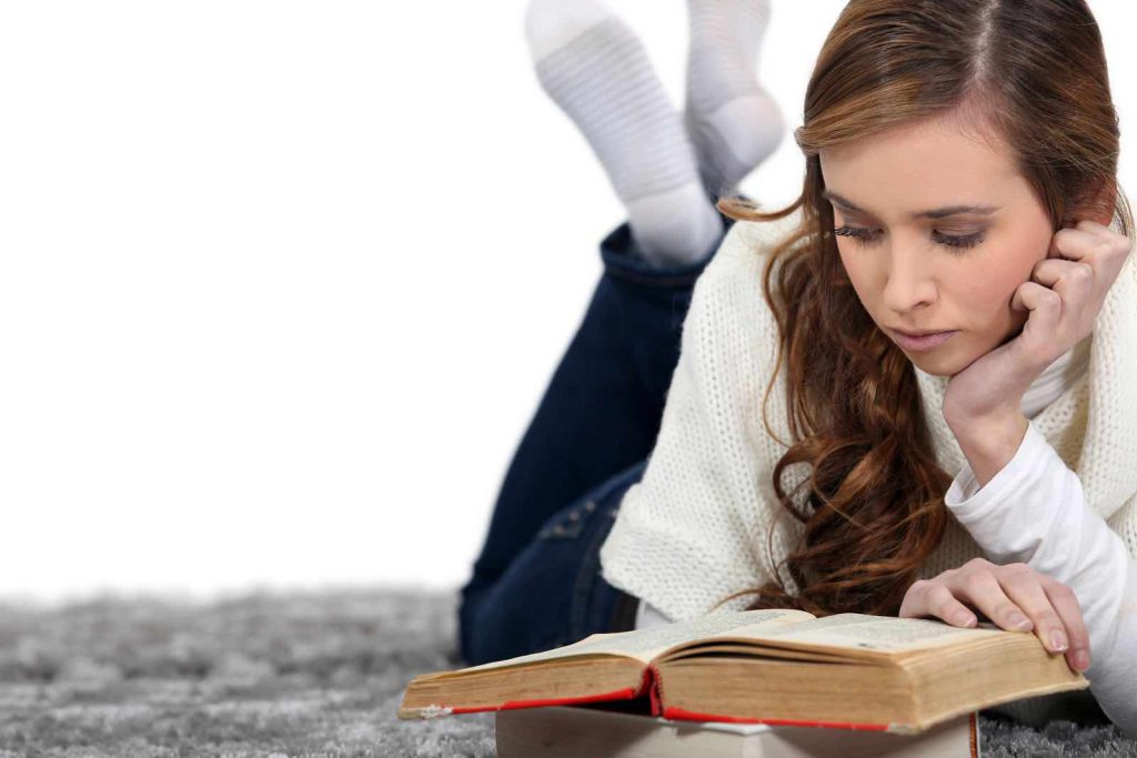 Чтение в современном обществе. Подросток с книгой. Чтение подростков. Подростки в библиотеке. Подростки читают книги фото.