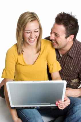 Dame og mann med laptop