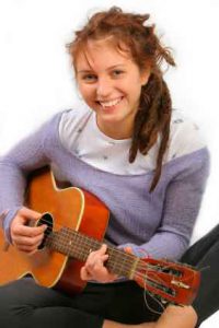 Jente spiller på gitar